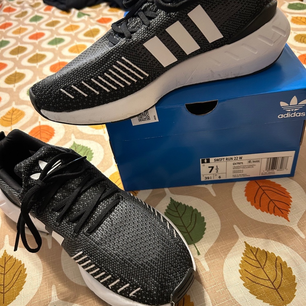 Adidas Women 7.5 Swift Run shoes Black White GV7971